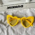 Gelbe herzförmige Sonnenbrille Detailaufnahme, Retro-Mode süßer Stil Brille für den täglichen Gebrauch. - Schräges Herz-Stil / Gelber Rahmen Gelbe Gläser