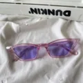 Modische rosa Cat-Eye-Sonnenbrille mit transparenten lila Gläsern für stilvolle Streetwear. - Scharfes Dreieck Cat-Eye / Lila