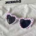 Herzförmige Sonnenbrille mit süßen roten Herzen auf weißem Gestell für Sommer und Alltag. - Schräges Herz-Stil / Weiß mit Herz-Print