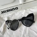 Detailaufnahme von trendigen schwarzen Herz Sonnenbrillen, schicke Retro Katzenaugen. - Schräges Herz-Stil / Schwarzer Rahmen Schwarze Gläser