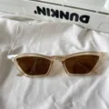 Modische schmale Katzenaugen Sonnenbrille mit transparentem Teebraunem Rahmen und braunen Gläsern. - Scharfes Dreieck Cat-Eye (WF5181) / Champagner