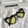 Retro Sonnenbrille in schwarzem Herz-Design mit gelben Gläsern, stylische modische Brille. - Schräges Herz-Stil / Schwarzer Rahmen Gelbe Gläser