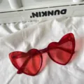 Rote Glitzer Herz Sonnenbrille retro Mode süß UV Schutz Sonnenbrille für Damen und Mädchen - Schräge Herzform Mit Glimmer / Transparentes Rot