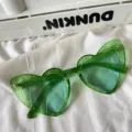 Grüne glitzernde Herz Sonnenbrille Detailaufnahme, modische süße Sommer Brille nah. - Schräge Herzform Mit Glimmer / Transparentes Grün