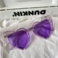 Detail der lila glitzernden Herz-Sonnenbrille mit transparentem Rahmen und farbigen Gläser. - Schräge Herzform Mit Glimmer / Amethyst
