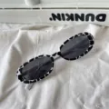Modische ovale Sonnenbrille mit schwarz-weissem Kuhmuster, stylische Streetwear Brille. - Kleiner quadratischer Stil / Kuhmuster