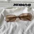 Braune ovale Sonnenbrille Detailaufnahme, trendiger transparenter Rahmen für Streetstyle. - Kleiner quadratischer Stil / Braun
