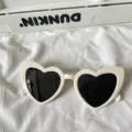Modische Retro Herz Sonnenbrille mit weißem Gestell für Damen, süße UV Schutz Brille Trend. - Schräges Herz-Stil / Beige