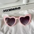 Rosa herzförmige Sonnenbrille, Vintage Cat-Eye-Design, stilvolle trendige UV-Schutzbrille. - Schräges Herz-Stil / Rosa Rahmen Schwarze Gläser