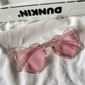 Stylische rosa Herz-Sonnenbrillen, vintage transparenter pinker Rahmen für Sommertage. - Schräges Herz-Stil / Transparentes Rosa