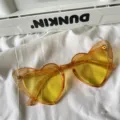 Retro herzförmige Sonnenbrille mit glitzerndem orangen Rahmen und gelben Gläsern für Damen. - Schräge Herzform Mit Glimmer / Transparentes Gelb