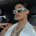 Detaillierte Nahaufnahme trendiger Y2K silberner futuristischer Sonnenbrille mit Accessoires. - Industriestil Silberner Rahmen Silberne Spiegelgläser