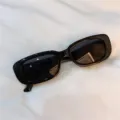 Retro schwarze schmale Sonnenbrille Detailaufnahme mit rechteckigem Y2K-Design Stil. - Quadratische Jelly-Fassung in Schwarz