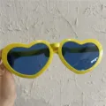 Uebergroesse Herz-Sonnenbrille mit gelben Gestellen und blauen Glaesern fuer Party. - Riesiges Herz / Gelb