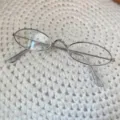Retro kleine ovale Metallbrille Detailansicht, vintage Brillenrahmen fuer Damenoptik. - Kleine ovale Brille mit Silberfassung und klaren Gläsern