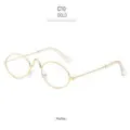 Nahaufnahme des goldenen ovalen Metallbrillengestells mit filigranem Finish und Nasenpads. - Kleine ovale Brille mit Goldfassung und klaren Gläsern