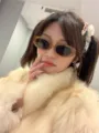 Detailaufnahme einer ovalen Vintage-Sonnenbrille in Milchkaffee, stylischer Alltags-Look. - Einheitsgröße / Kaffeebraun