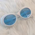 Modische weiße ovale Sonnenbrille mit hellblauen Gläsern für stilvolle Retro-Vintage-Looks. - Runder Weißer Rahmen Blauer Glas
