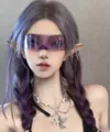 Detaillierte Nahaufnahme der futuristischen lila Visor-Sonnenbrille an einem stylischen Model. - Lila