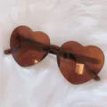 Detailansicht brauner herzförmiger Retro-Sonnenbrille, stylische Y2K Mode-Brille für Damen. - Herz in Kaffeebraun