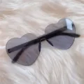 Herzförmige schwarze Sonnenbrille Detailansicht, trendige Retro Brille für Damen Streetwear. - Herz Grau
