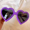 Lila herzförmige Sonnenbrille für Damen, trendige UV-Schutz Brille für den Alltag. - Kleines Herz Lila