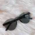 Schwarze Retro Oversized Cat-Eye Sonnenbrille Detail Nahaufnahme, modische Brille. - Einteiliges Oval Grau