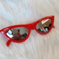 Rote Katzenauge Sonnenbrille Retro Dreieck kleiner Rahmen Mode Brille für Party Detailansicht. - Dreieck leuchtend roter Rahmen silberne Spiegelgläser