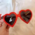Rote herzförmige Sonnenbrille für Damen, trendige Mode UV-Schutz Brille für den Alltag. - Kleines Herz Rot