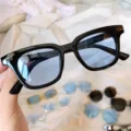 Retro dicke Sonnenbrille mit rauchblauen Gläsern für stylische Paare im modischen Alltag. - Kleine Quadratische Blaue Linse