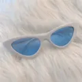 Detailansicht trendiger retro weißer Katzenaugen-Sonnenbrille mit blauen Gläsern für Damen. - Dreieck weißer Rahmen blaue Gläser