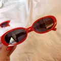 Rote ovale Sonnenbrille für Damen, trendige schmale Retro Sonnenbrille für Alltag. - Kleines quadratisch-rund rot