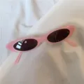 Vintage rosa Katzenauge Sonnenbrille für Damen, schmale Retro Sonnenbrille für den Alltag. - Flache Form - Rosa