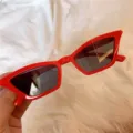Rote schmale Cat-Eye-Sonnenbrille Detailaufnahme, modische Trend-Brille, klarer Nahblick. - Spitzes Dreieck Knallrot