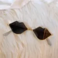 Schicke lippenförmige Sonnenbrille mit goldnem Metallrahmen und dunklen Gläsern für Damen. - Lippen Goldgerändert Schwarz