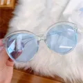 Transparente blaue runde Sonnenbrille Detailansicht, retro modische Brille mit stylischem Gestell. - Gelee Runde Blau