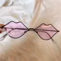 Lippenform Sonnenbrille Detail, rosa getönte Gläser und schmaler schwarzer Metallrahmen. - Lippen in Lila