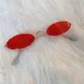Retro rote ovale Sonnenbrille mit goldenem Metallrahmen, trendige Indie-Sonnenbrille. - Kleines Oval rote Gläser