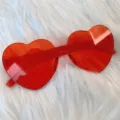 Rote herzförmige randlose Sonnenbrille Detailansicht, trendiges Retro Party Brillen Design. - Herz leuchtendes Rot