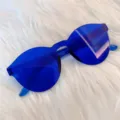 Detailansicht einer blauen Modesonnenbrille mit leuchtender Farbe und einzigartigem Rahmen. - Einteilig oval dunkelblau