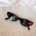 Schicke schwarze Sonnenbrille im Cat-Eye-Stil mit rosa Herzdetails, trendige Y2K Brille. - Herzrahmen in Schwarz