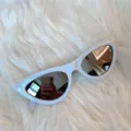 Weiße Katzenaugen Sonnenbrille mit Spiegelgläsern, schmaler Vintage Rahmen für modischen Look. - Dreieck - weißer Rahmen & verspiegelte Gläser