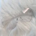 Transparente herzförmige Sonnenbrille Detailansicht, trendiges Mode-Accessoire für Damen. - Liebe Und Transparenz