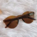 Braune randlose geometrische Sonnenbrille Detailaufnahme, trendiges Damen Mode Accessoire. - Ovales Monoglas Kaffee
