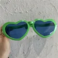Übergroße herzförmige Sonnenbrille für Party, lustiger grüner Rahmen blaue Gläser Requisite. - Riesiges Herz / Grün