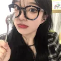 Primer plano detallado de elegantes gafas ópticas negras con montura gruesa y plana. - Negro con acentos negros