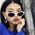 Retro ovale Cat-Eye-Sonnenbrille für Damen, stilvoller weißer Rahmen mit schwarzen Gläsern. - Neues Oval Weiß