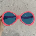 Riesige übergroße Party-Sonnenbrille mit rosa Gestell und blauen Gläsern als Fotorequisiten. - Riesiges Oval / Fluoreszierendes Rosa