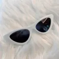 Weisse Katzenauge Sonnenbrille Detailaufnahme, vintage schmaler Rahmen modische Damensonnenbrille. - Dreieck - weißer Rahmen & schwarze Gläser