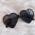 Herzform schwarze Mode Sonnenbrille für Damen, trendige Vintage Brille Detailansicht. - Großes Herz - ganz in Schwarz